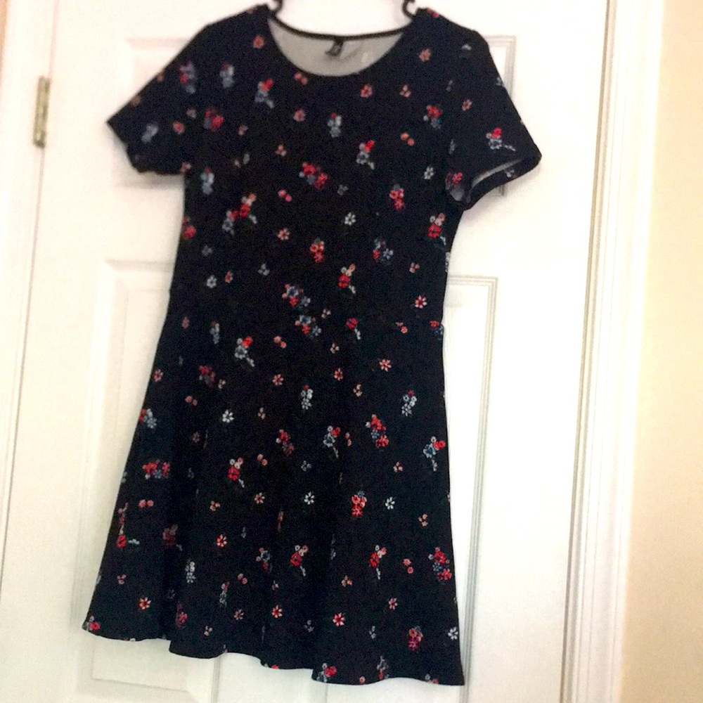 Black floral short dress with short sleeves